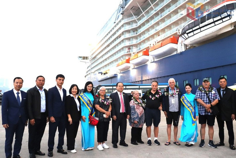 Los turistas quedan impresionados por la cálida bienvenida de la provincia de Quang Ninh con motivo del Año Nuevo. (Foto: baoquangninh.vn)