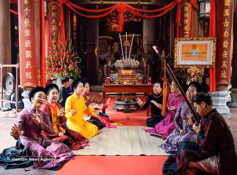 Artistas en el templo de Bach Ma. (Foto: VNA)
