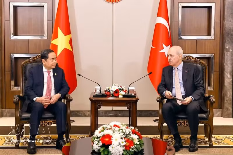 El presidente de la Asamblea Nacional de Vietnam, Tran Thanh Man, y el titular de la Gran Asamblea Nacional de Turquía, Numan Kurtulmus. (Foto: VNA)