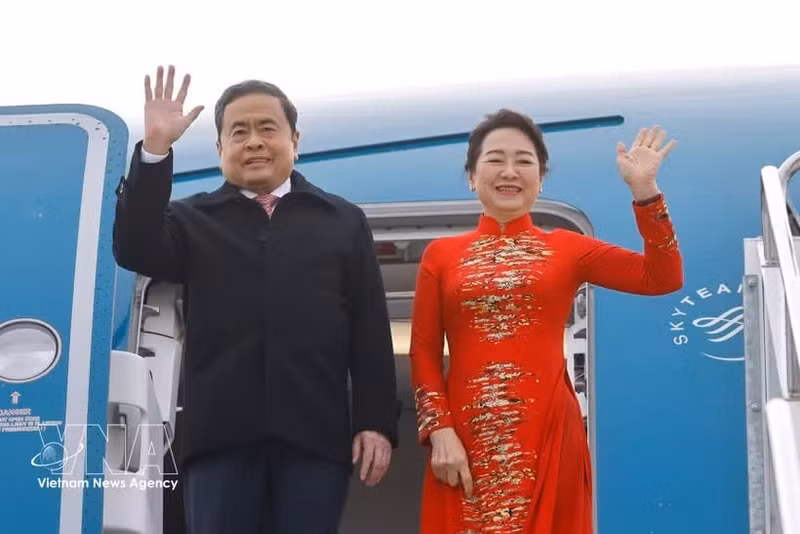El presidente de la Asamblea Nacional de Vietnam, Tran Thanh Man, y su esposa en el aeropuerto de Estambul, en Turquía. (Foto: VNA)