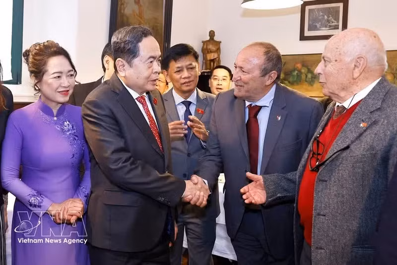 El presidente de la Asamblea Nacional de Vietnam, Tran Thanh Man, y su esposa se reúnen con miembros de la Asociación de Amistad Italia-Vietnam en Milán. (Foto: VNA)