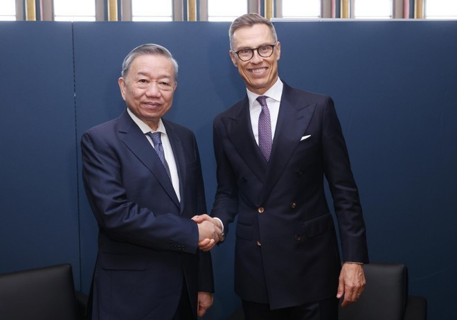 El secretario general del Partido Comunista de Vietnam y por entonces presidente del Estado, To Lam (izquierda), se reúne con el presidente de Finlandia, Alexander Stubb, el 24 de septiembre de 2024. (Foto: VNA)