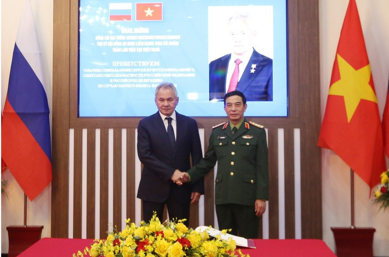 El ministro vietnamita de Defensa, Phan Van Giang (derecha), se reúne con Sergei Shoigu, secretario del Consejo de Seguridad de Rusia. (Foto: VNA)