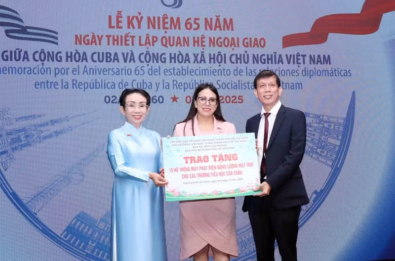 Ariadne Feo Labrada, cónsul general de Cuba, (centro) recibe apoyo de Ciudad Ho Chi Minh. (Foto: VNA)