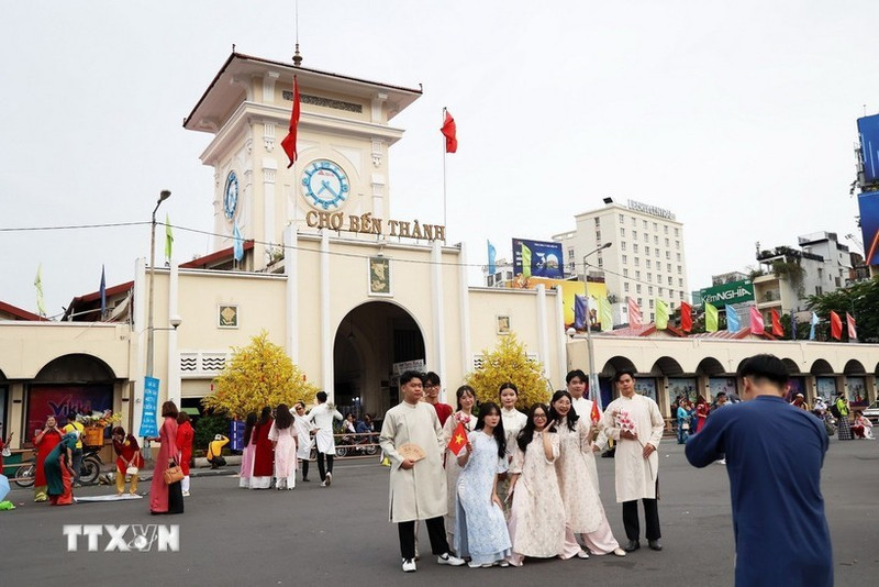 Turistas posan al frente del mercado de Ben Thanh, un emblema de Ciudad Ho Chi Minh. (Foto: VNA)