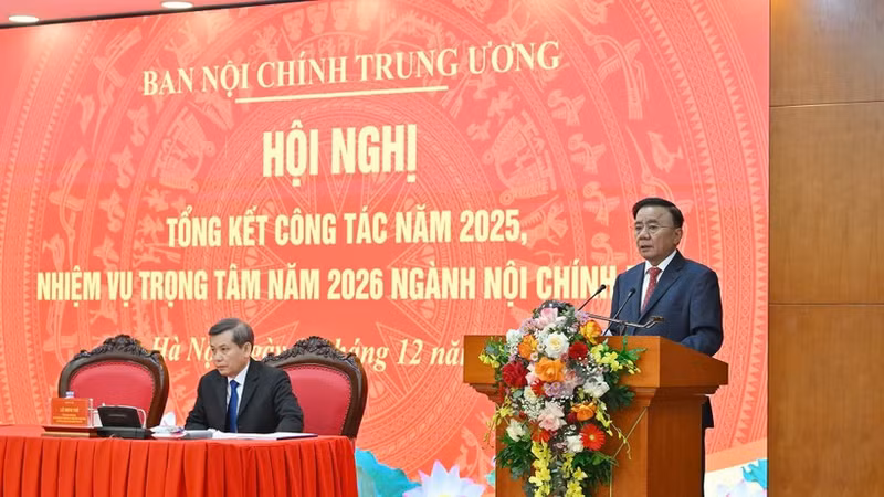 El miembro del Buró Político y permanente del Secretariado del Comité Central del PCV, Tran Cam Tu, interviene en la cita. (Foto: Nhan Dan)