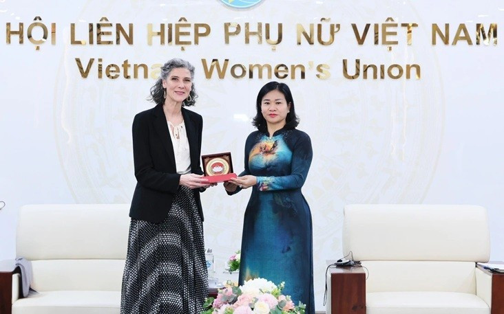 Nguyen Thi Tuyen, vicepresidenta del Comité Central del Frente de la Patria y presidenta de la Unión de Mujeres de Vietnam, entrega un obsequio a Ramla Khalidi, representante residente del Programa de las Naciones Unidas para el Desarrollo en Vietnam. (Foto: VNA)