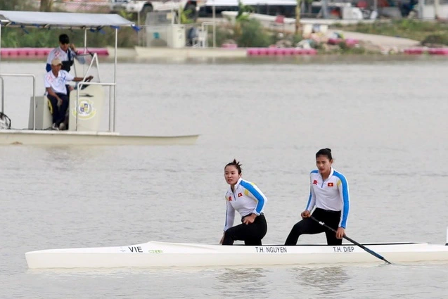 Las deportistas vietnamitas Nguyen Thi Huong y Diep Thi Huong logran la primera medalla de oro para Vietnam en los SEA Games 33. (Foto: VNA)