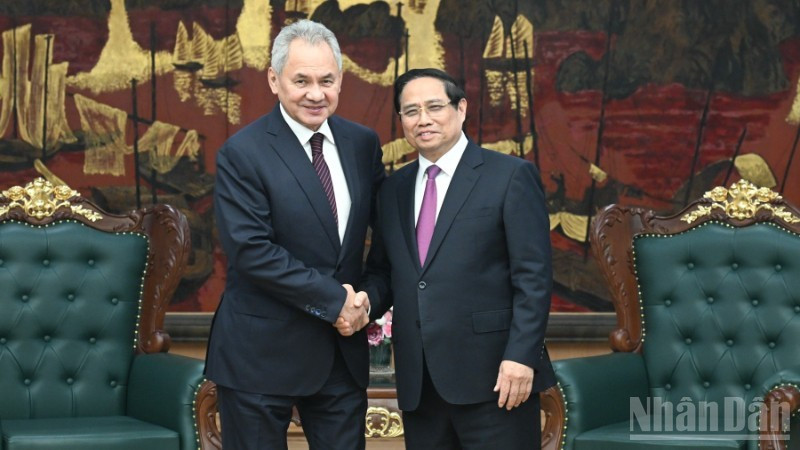 El primer ministro de Vietnam, Pham Minh Chinh (derecha), se reúne con Sergey Shoigu, secretario del Consejo de Seguridad de Rusia. (Foto: Nhan Dan)