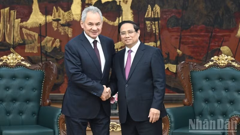 El primer ministro de Vietnam, Pham Minh Chinh (derecha), se reúne con Sergey Shoigu, secretario del Consejo de Seguridad de Rusia. (Foto: Nhan Dan)