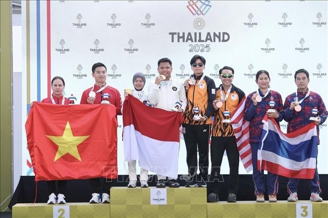 El dúo vietnamita Trinh Thu Vinh y Pham Quang Huy obtiene la medalla de plata en la prueba de pistola de aire a 10 metros por equipos mixtos. (Foto: VNA)
