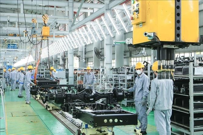 Trabajadores ensamblan automóviles en el Complejo de Producción y Ensamblaje de Automóviles THACO. (Foto: VNA)