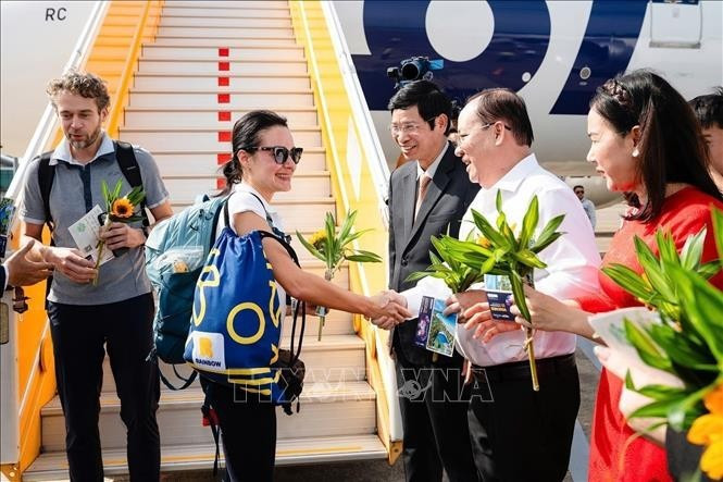 Karolina Agnieszka de Polonia es la turista internacional número 20 millones en visitar Vietnam en 2025. (Foto: VNA)