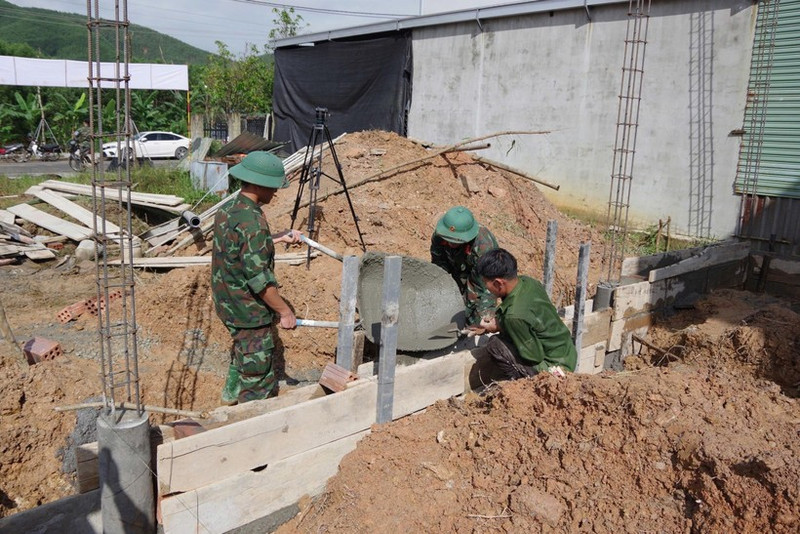 Fuerzas del Regimiento 6 del Mando Militar de Hue ayudan a la comuna de Khe Tre a construir tres nuevas viviendas y reparar siete. (Foto: VNA)