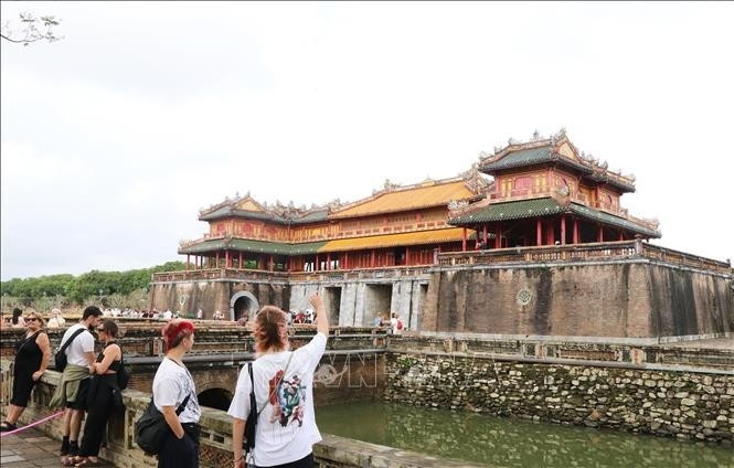 Turistas visitan la puerta de Ngo Mon de la Ciudadela Imperial de Hue. (Foto: VNA)