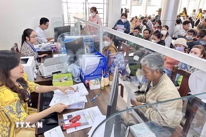 Ciudadanos realizan trámites administrativos en el Centro de Servicios Administrativos Públicos de la ciudad de Can Tho. (Foto: VNA)