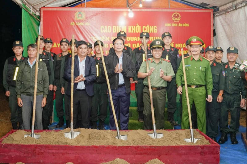 Las autoridades del Comité Popular de la provincia de Lam Dong, el Ministerio de Seguridad Pública y residentes locales participan en la ceremonia de inicio de construcción de nuevas viviendas en la aldea de Hoa Lac, en la comuna de Quang Lap. (Foto: VNA)