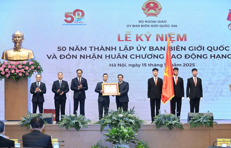 El primer ministro de Vietnam, Pham Minh Chinh, entrega la Orden del Trabajo de primera clase al Comité Nacional de Fronteras. (Foto: Nhan Dan)