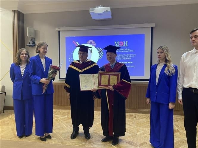 El Instituto de Ingeniería Energética de Moscú otorga el título de Doctor Honoris Causa al profesor y doctor Tran Hong Thai, vicepresidente permanente de la Academia de Ciencia y Tecnología de Vietnam. (Foto: VNA)
