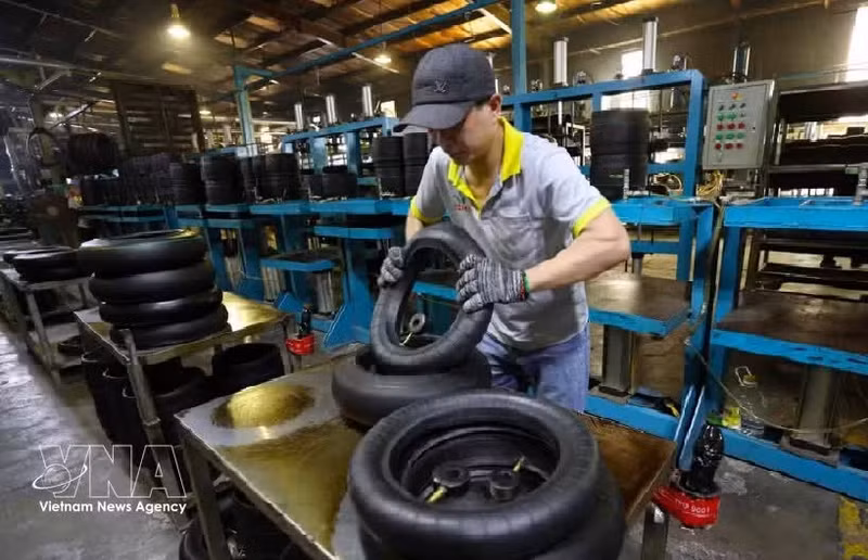 Producción de neumáticos para motocicletas en la fábrica de CAMEL Vietnam Rubber Co., Ltd., una empresa de propiedad tailandesa ubicada en la zona económica de la Puerta Fronteriza Internacional de Lao Bao, en la provincia de Quang Tri. (Foto: VNA)