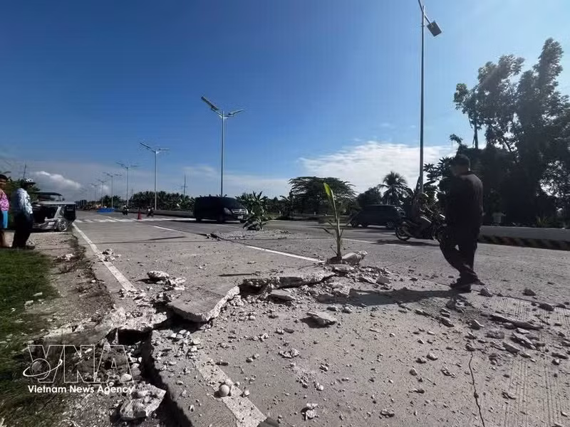 Un tramo de carretera se agrieta tras el terremoto en la provincia de South Cotabato, Filipinas, el 8 de junio de 2026. (Foto: Xinhua/VNA)