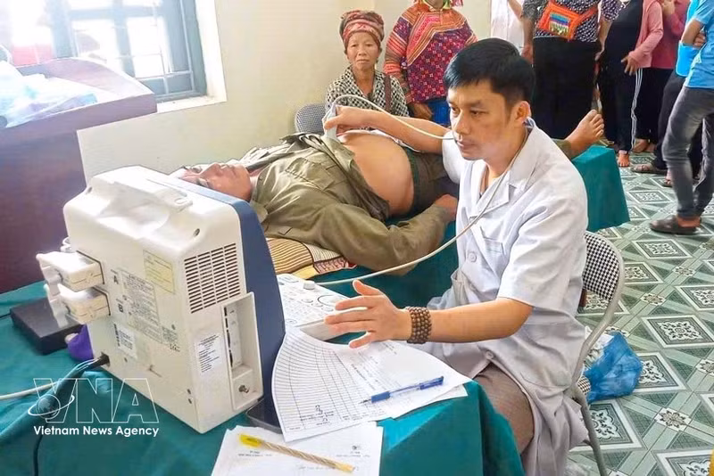 Un empleado del centro de salud de la comuna de Nam Ke, en la provincia de Dien Bien, realiza exámenes médicos a residentes locales. (Foto: VNA)