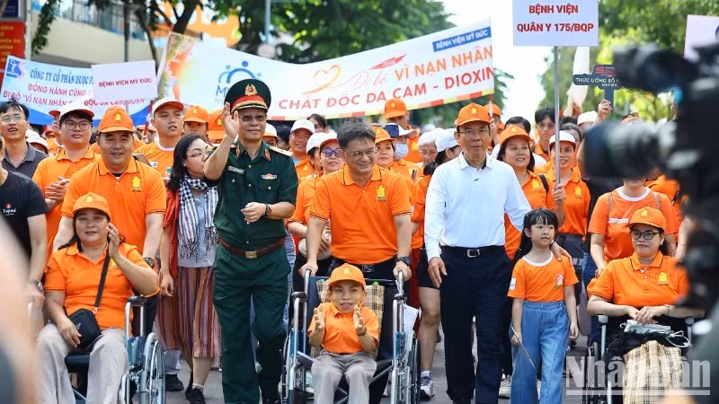 Más de cinco mil personas participan en la marcha solidaria "Por las víctimas del Agente Naranja" en Ciudad Ho Chi Minh. (Foto: Nhan Dan)