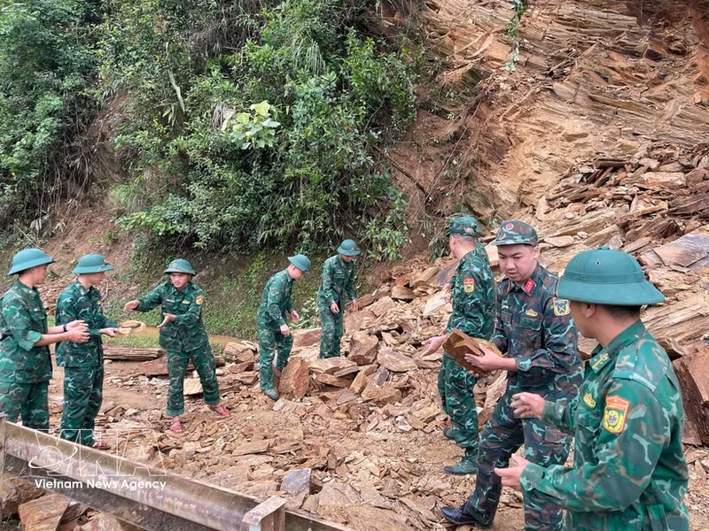 Oficiales y soldados del puesto fronterizo de Chieng On (Mando de la Guardia Fronteriza de la provincia de Son La) despejan rocas para facilitar el paso seguro de personas y vehículos. (Foto: VNA)