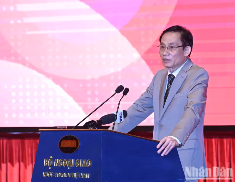 Le Hoai Trung, miembro del Buró Político del Comité Central del Partido Comunista de Vietnam y ministro de Relaciones Exteriores, interviene en la conferencia. (Foto: Nhan Dan)