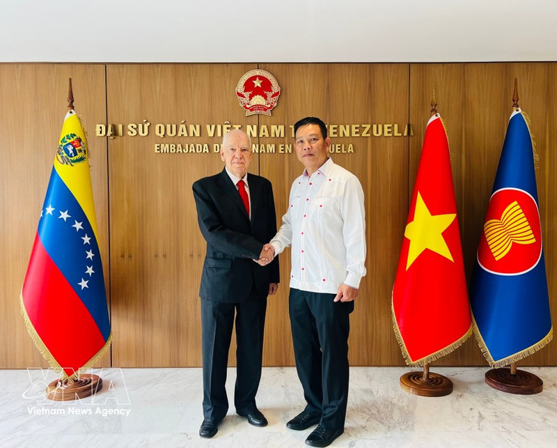 El presidente de la Casa de la Amistad Venezuela-Vietnam, Carolus Wimmer, y el embajador de Hanói en Caracas, Vu Trung My. (Foto: VNA)