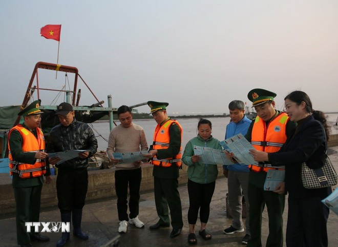 Miembros del colegio electoral 10 en el barrio de Do Son, en la ciudad de Hai Phong, divulgan sobre las próximas elecciones entre pescadores locales. (Foto: VNA) 