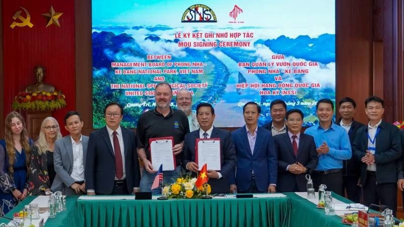 En el acto de firma. (Foto: Nhan Dan)