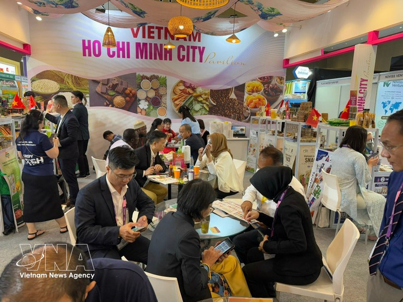 Stands vietnamitas atraen la atención de numerosos compradores y distribuidores en la feria internacional de alimentos y bebidas "SIAL Interfood 2025" celebrada en Yakarta, Indonesia. (Foto: VNA)