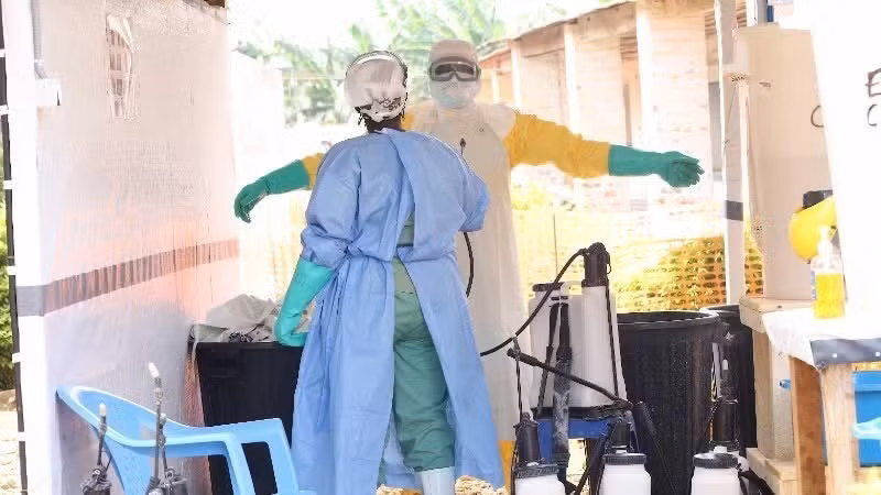Profesionales de salud se desinfectan en un centro de tratamiento del ébola en la provincia de Ituri, República Democrática del Congo. (Foto: Xinhua/VNA)