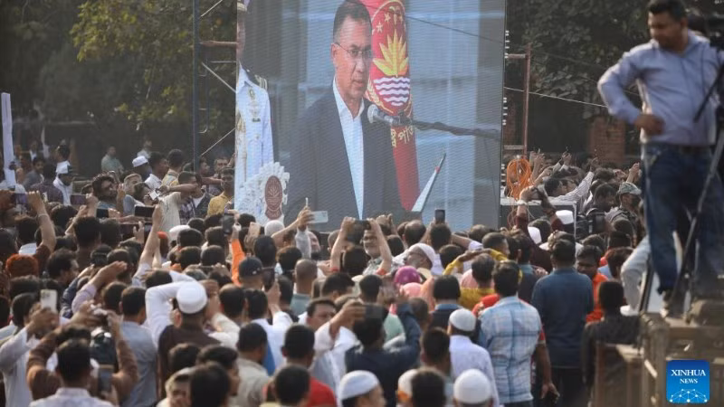 Multitudes siguen la ceremonia de investidura del nuevo primer ministro de Gobierno bangladesí, Tarique Rahman, transmitida en vivo desde el Edificio del Parlamento Nacional, en Daca, la capital, el 17 de febrero de 2026. (Foto: Xinhua)