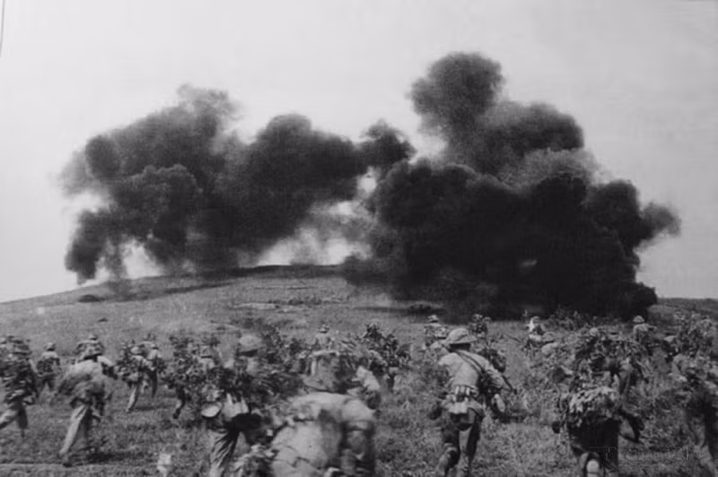 Soldados vietnamitas abren fuego sobre Him Lam, una fuerte posición defensiva, dando inicio a la campaña de Dien Bien Phu, en la tarde del 13 de marzo de 1954.