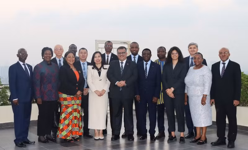 La viceministra vietnamita de Relaciones Exteriores Le Thi Thu Hang y los embajadores extraordinarios plenipotenciarios no residentes. (Foto: VNA)