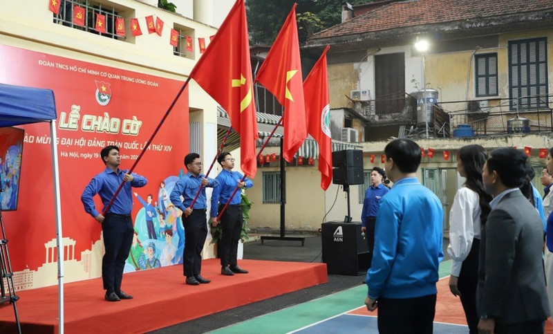 La ceremonia de izamiento de la bandera es un momento culminante en el período álgido de propaganda y celebración del XIV Congreso Nacional del Partido Comunista de Vietnam. (Foto: VNA)