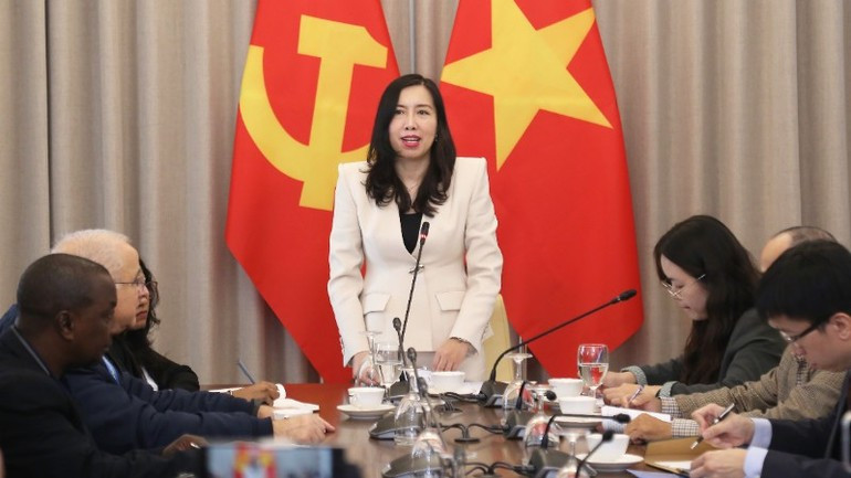 La viceministra de Relaciones Exteriores vietnamita Le Thi Thu Hang da la bienvenida a los periodistas y les informa algunos de los logros recientes de Vietnam. (Foto: Ministerio de Relaciones Exteriores de Vietnam)