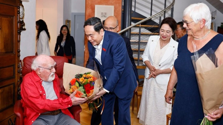El presidente de la Asamblea Nacional de Vietnam, Tran Thanh Man, y su esposa, visitan a la familia de Jacques Savary. (Foto: VNA)
