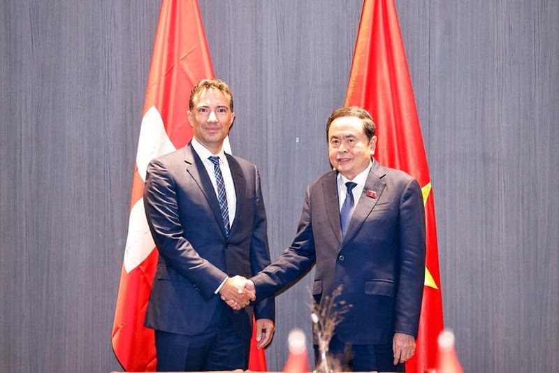El presidente de la Asamblea Nacional de Vietnam, Tran Thanh Man (derecha), y el titular del Consejo de los Estados de Suiza, Andrea Caroni. (Foto: VNA)