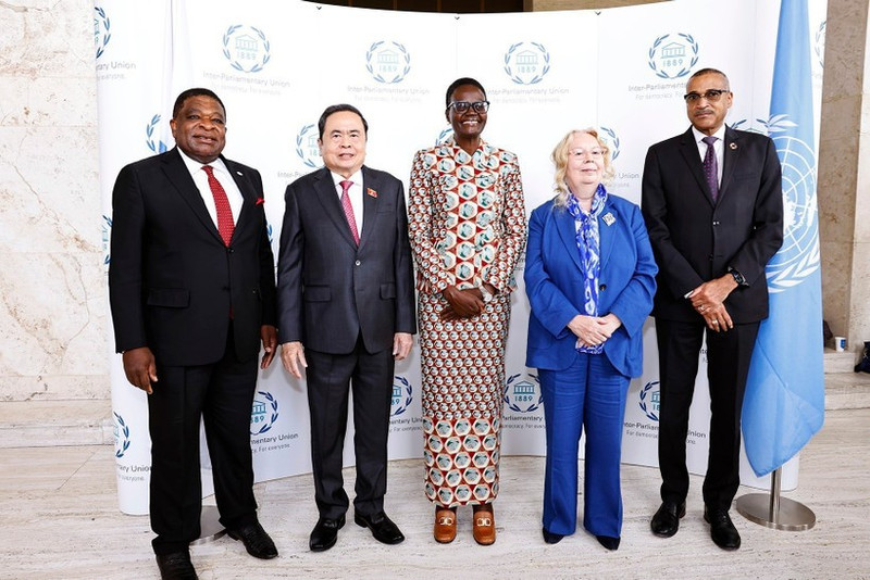 La presidenta de la UIP, Tulia Ackson (centro), y el secretario general de la UIP, Martin Chungong (primero, a la izquierda), dan la bienvenida al presidente de la Asamblea Nacional de Vietnam, Tran Thanh Man (segundo desde la izquierda). (Foto: VNA)