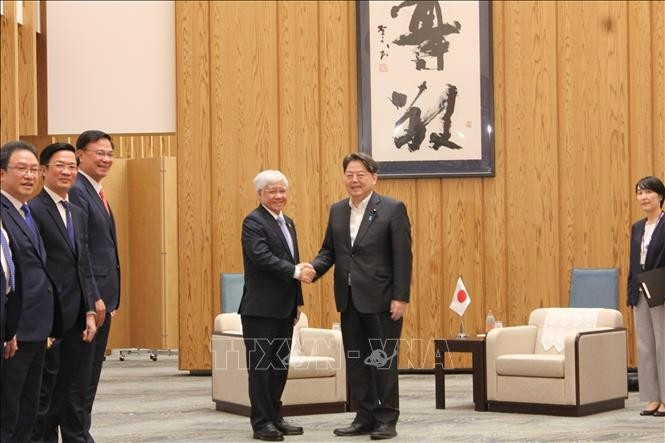 El presidente del Frente de la Patria de Vietnam, Do Van Chien (izquierda), se reúne con el secretario jefe del Gabinete japonés, Hayashi Yoshimasa. (Foto: VNA)