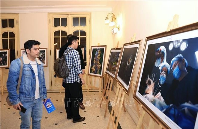 Visitantes a la exposición fotográfica del concurso "Vietnam Feliz" de 2024. (Foto: VNA)