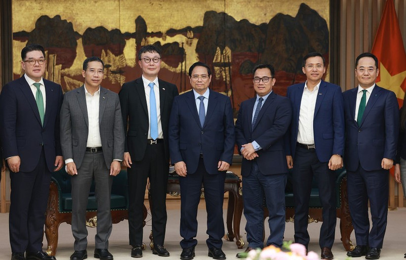 El primer ministro de Vietnam, Pham Minh Chinh (centro), y delegados en la cita. (Foto: VNA)