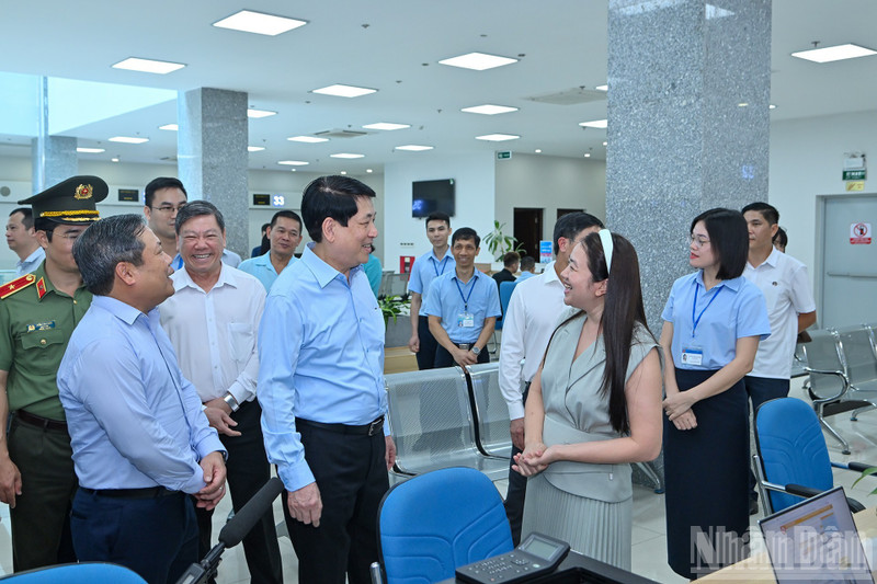 El presidente de Vietnam, Luong Cuong, recorre el Centro de Servicios de Administración Pública de Quang Ninh. (Foto: Nhan Dan)