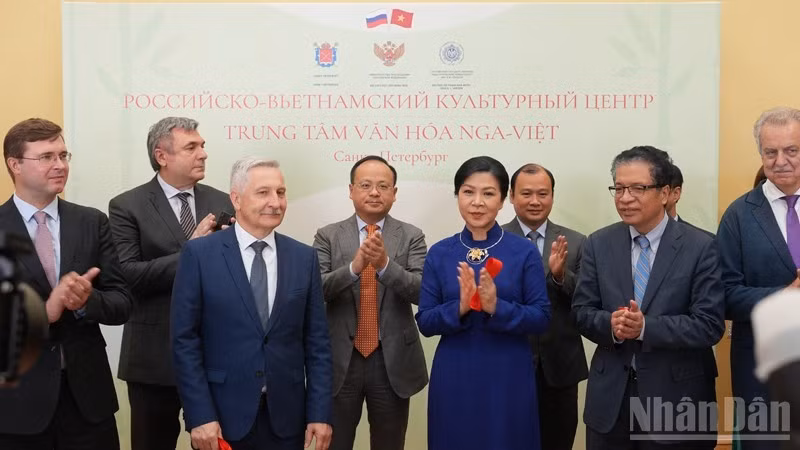 Ngo Phuong Ly, esposa del secretario general del Partido Comunista de Vietnam To Lam, y delegados al acto. (Foto: Nhan Dan)