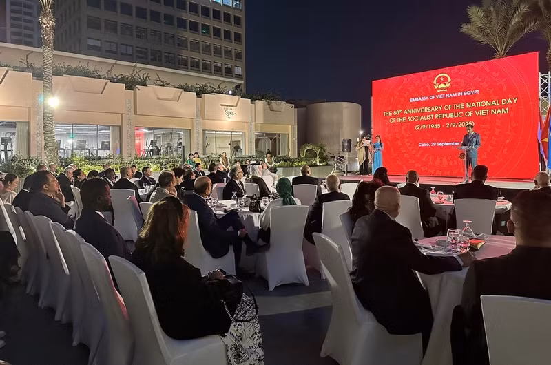 El embajador de Vietnam en Egipto, Nguyen Nam Duong, interviene en el acto. (Foto: VOV)