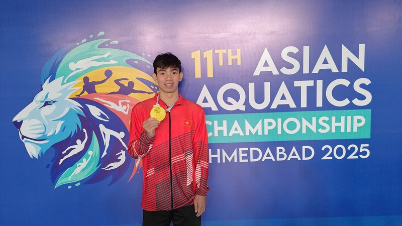 El nadador Nguyen Huy Hoang y su primera medalla de oro en un campeonato asiático. (Foto: thethaovanhoa.vn)