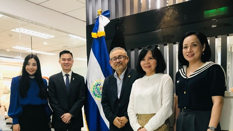 El embajador de El Salvador en Vietnam, Rubén Omar Orozco Burgos (centro), y delegados al acto de entrega. (Foto: Khac Kien)